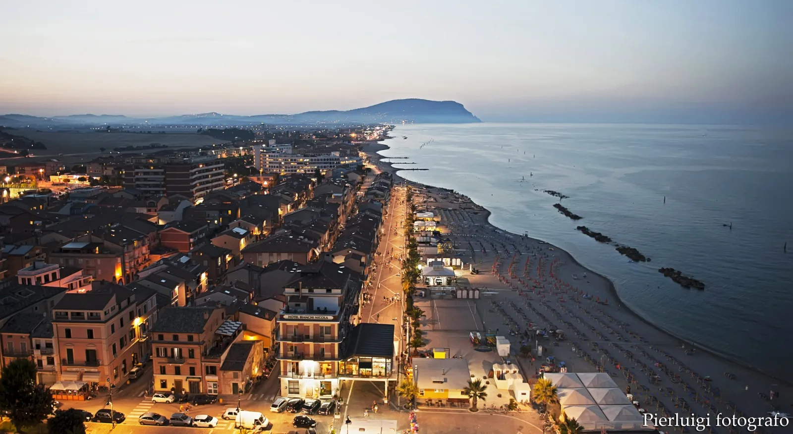 Vista aerea del lungomare di Porto Recanati con il Monte Conero sullo sfondo
