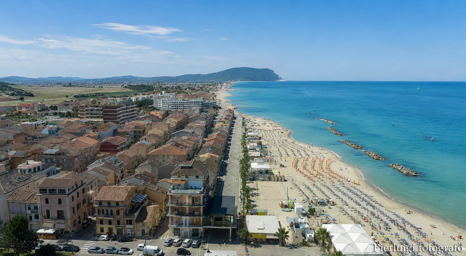Vista aerea del lungomare di Porto Recanati con il Monte Conero sullo sfondo